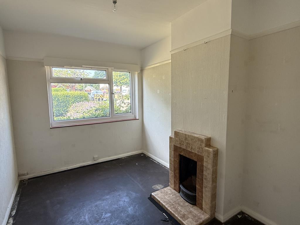 Lot: 127 - ATTRACTIVE SEMI-DETACHED HOUSE IN NEED OF IMPROVEMENT WITH POTENTIAL FOR EXTENSION - Dining Room of semi in need of improvement